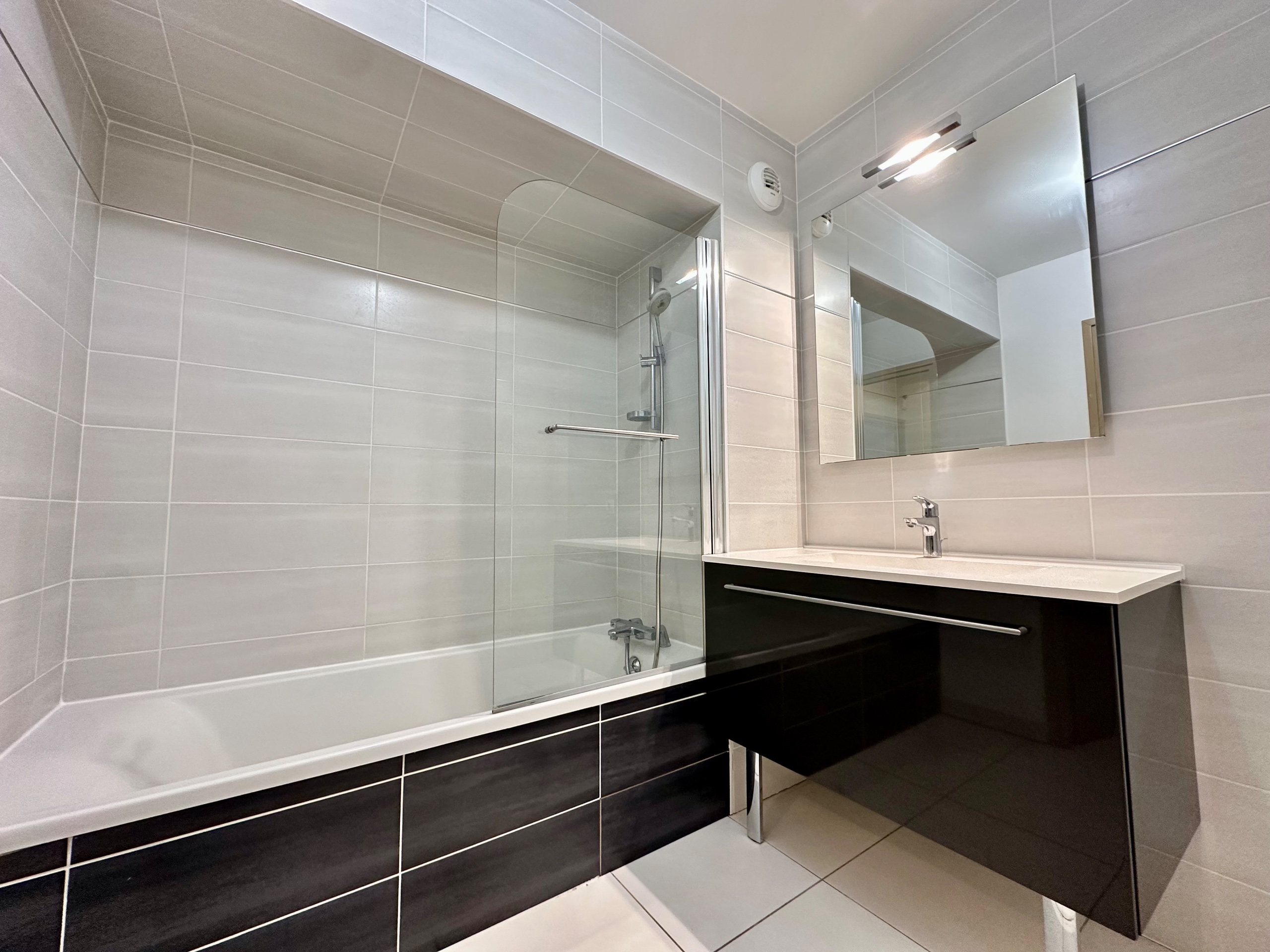DIVONNE LES BAINS H2Ome - Appartement T3 avec grande terrasse + Garage — Photo 7