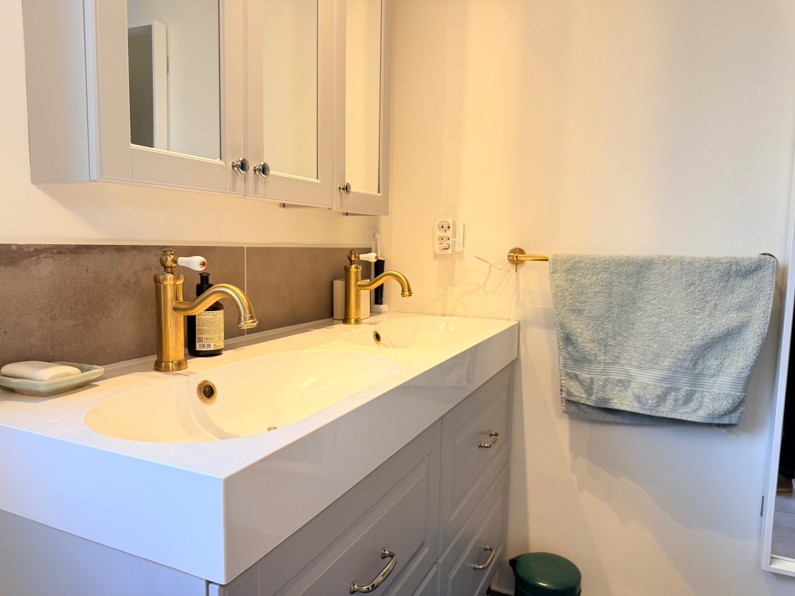 Maison familiale avec jardin et véranda — Photo 15
