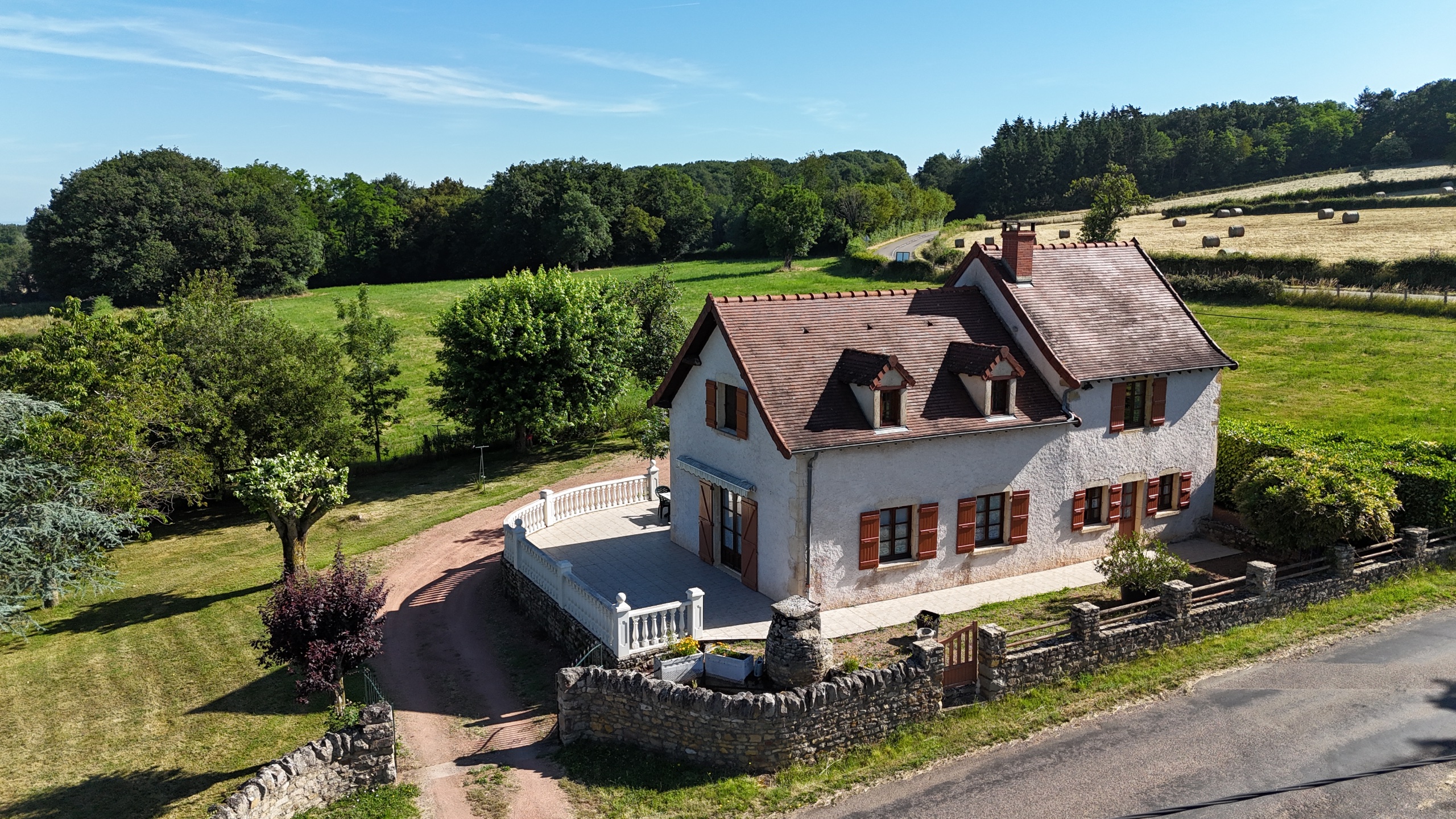Maison de campagne à Briant avec terrasses et grand garage